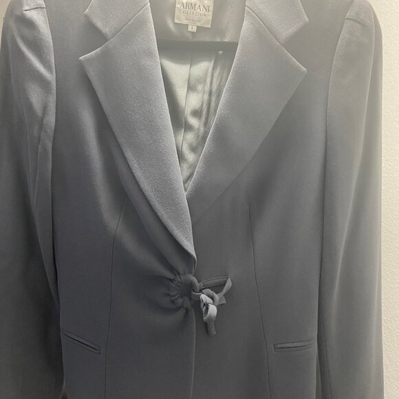 GORGEOUS GENTLY WORN GRAY ARMANI BLAZER - SIZE 6 - Picture 1 of 3